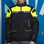 dane_textile_jacket_ikast_black-signal-yellow_lifestyle1.jpg