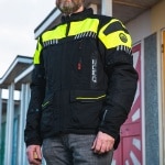 dane_textile_jacket_ikast_black-signal-yellow_lifestyle2.jpg