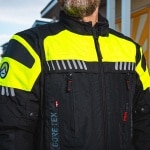 dane_textile_jacket_ikast_black-signal-yellow_lifestyle3.jpg