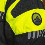 dane_textile_jacket_ikast_black-signal-yellow_lifestyle7.jpg