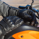 dxr_gloves-leather_brookite-waterproof_black_lifestyle3.jpg