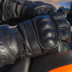 dxr_gloves-leather_brookite-waterproof_black_lifestyle4.jpg