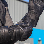 dxr_gloves-leather_brookite-waterproof_black_lifestyle6.jpg