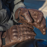 dxr_gloves-leather_brookite-waterproof_brown_lifestyle10.jpg