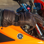 dxr_gloves-leather_brookite-waterproof_brown_lifestyle5.jpg