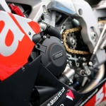 gbracing_alternator-cover_aprilia_ec-rsv4-2010-1-gbr_dertail3.jpg