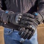 ixon_gloves-textile_it-yate-naked-heated_black_lifestyle1.jpg