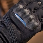 ixon_gloves-textile_it-yate-naked-heated_black_lifestyle4.jpg