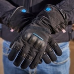 ixon_gloves-textile_it-yate-naked-heated_black_lifestyle9.jpg