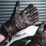 john-doe_leather_gloves_tracker_brown_lifestyle1.jpg