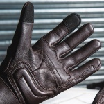 john-doe_leather_gloves_tracker_brown_lifestyle10.jpg