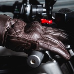 john-doe_leather_gloves_tracker_brown_lifestyle2.jpg