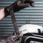 john-doe_leather_gloves_tracker_brown_lifestyle4.jpg