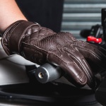 john-doe_leather_gloves_tracker_brown_lifestyle5.jpg