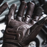 john-doe_leather_gloves_tracker_brown_lifestyle9.jpg