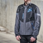 klim_textile_jacket_traverse-gore-tex-ce_black-kinetik-blue_lifestyle1.jpg