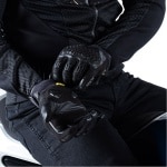 knox_gloves_urbane-pro_black_lifestyle1.jpg