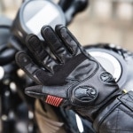 knox_ladies_gloves_whip_black_oxblood_lifestyle5.jpg