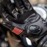 knox_ladies_gloves_whip_black_oxblood_lifestyle6.jpg