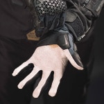 leatt_gloves_x-flow_stealth_lifestyle3.jpg