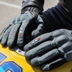 ls2_gloves_jet-ii_grey_lifestyle-6.jpg