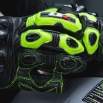 ls2_gloves_leather_swift_black-neon-yellow_lifestyle4.jpg