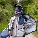 macna_motorcycle-jacket_textile_synchrone_light-grey-black-blue_lifestyle3.jpg