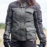 mahala_explorer-ladies-jacket_black-olive_lifestyle1.jpg