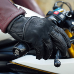 merlin_gloves_leather_imperial-d3o_black_lifestyle1.jpg