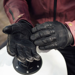 merlin_gloves_leather_imperial-d3o_black_lifestyle3.jpg