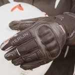 merlin_gloves_saros_black_lifestyle3.jpg