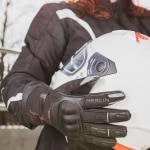 merlin_gloves_saros_black_lifestyle5.jpg