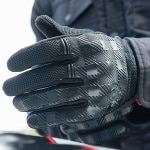 merlin_mixed-gloves_barrett-mesh-d3o®-gloves_black_lifestyle1.jpg