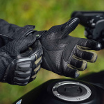 merlin_textile-gloves_jura-air-d3o-gloves_black-dark-green_lifestyle2.jpg