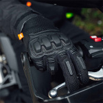 merlin_textile-gloves_jura-air-d3o-gloves_black_lifestyle1.jpg