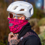 muc-off_baselayers_winter-neck-gaiter_pink-punk_lifestyle2.jpg