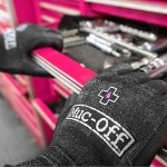 muc-off_cleaning_mechanic-gloves_lifestyle.jpg