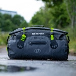 oxford_aqua_t50_roll-bag_black_grey_fluo_lifestyle1.jpg