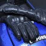 oxford_gloves_hamilton_black_lifestyle1.jpg