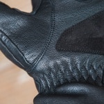 oxford_leather_gloves_holton-wp-1.0_black_lifestyle5.jpg