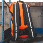 oxford_luggage_aqua-v20-rollbag_orange_lifestyle5.jpg