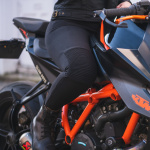 oxford_textile-trousers_ladies-super-moto-leggings_black_lifestyle2.jpg