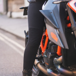 oxford_textile-trousers_ladies-super-moto-leggings_black_lifestyle3.jpg