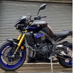 pyramid-belly-pan-gloss-black-yamaha-mt-10-(16-)_lifestyle1.jpg