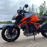 pyramid-fly-screen-matte-black-ktm-1290-superduke-r-2017current_lifestyle3.jpg