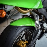 pyramid-hugger-gloss-green-kawasaki-ninja-zx-6r-20052006_lifestyle1.jpg