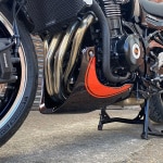 pyramid_belly-pan_candy-diamond-brown-metallic-orange_kawasaki-z-900-rs-22_lifestyle1.jpg