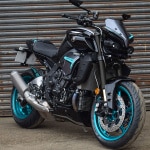 pyramid_bodywork_infill-panel_midnight-cyan_yamaha-mt-10_lifestyle2.jpg