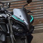 pyramid_fly-screen_midnight-cyan_yamaha-mt-10_lifestyle1.jpg