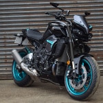 pyramid_seat-cowl_midnight-cyan_yamaha-mt-10_lifestyle4.jpg